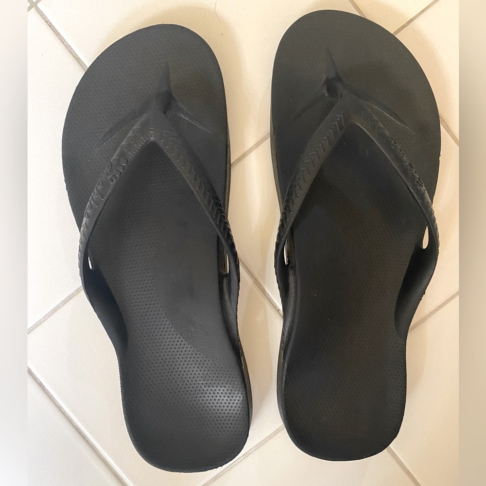 Archies Arch Support Flip Flops - NWOT Black -US Women's 9 / Men's 8